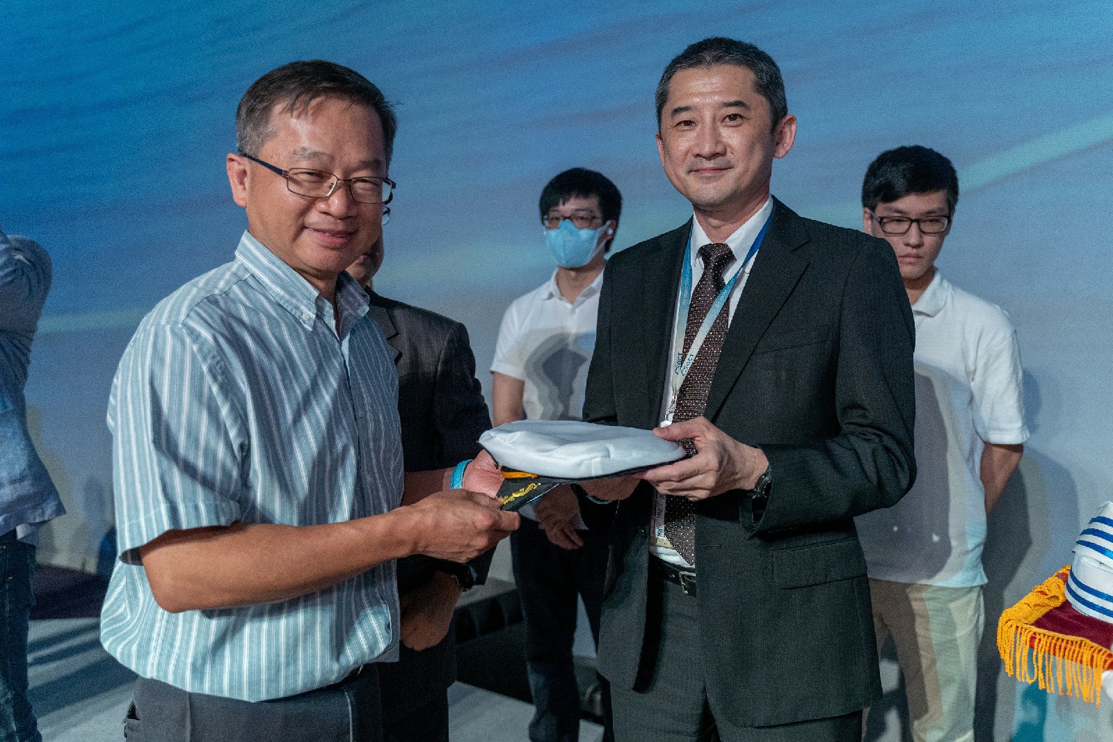 109-07-17 「5G+產業新星揚帆啟航計畫」開訓-工業局長官授予領航企業船長帽 109-07-17 「5G+產業新星揚帆啟航計畫」開訓-工業局長官授予領航企業船長帽