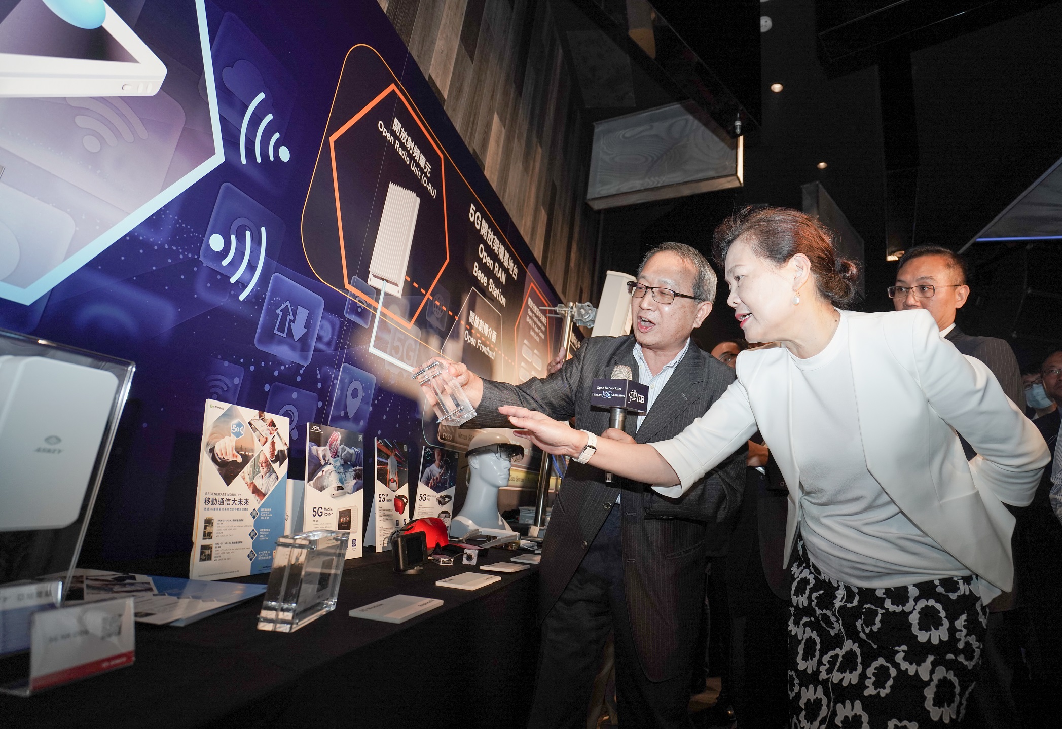 經濟部長王美花體驗台灣網通業者的5G設備